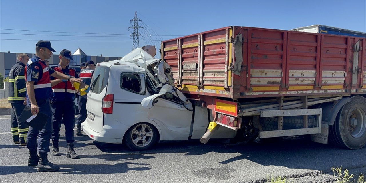 Tekirdağ'da hafif ticari araçla tırın karıştığı kazada 1 kişi öldü, 1 kişi yaralandı