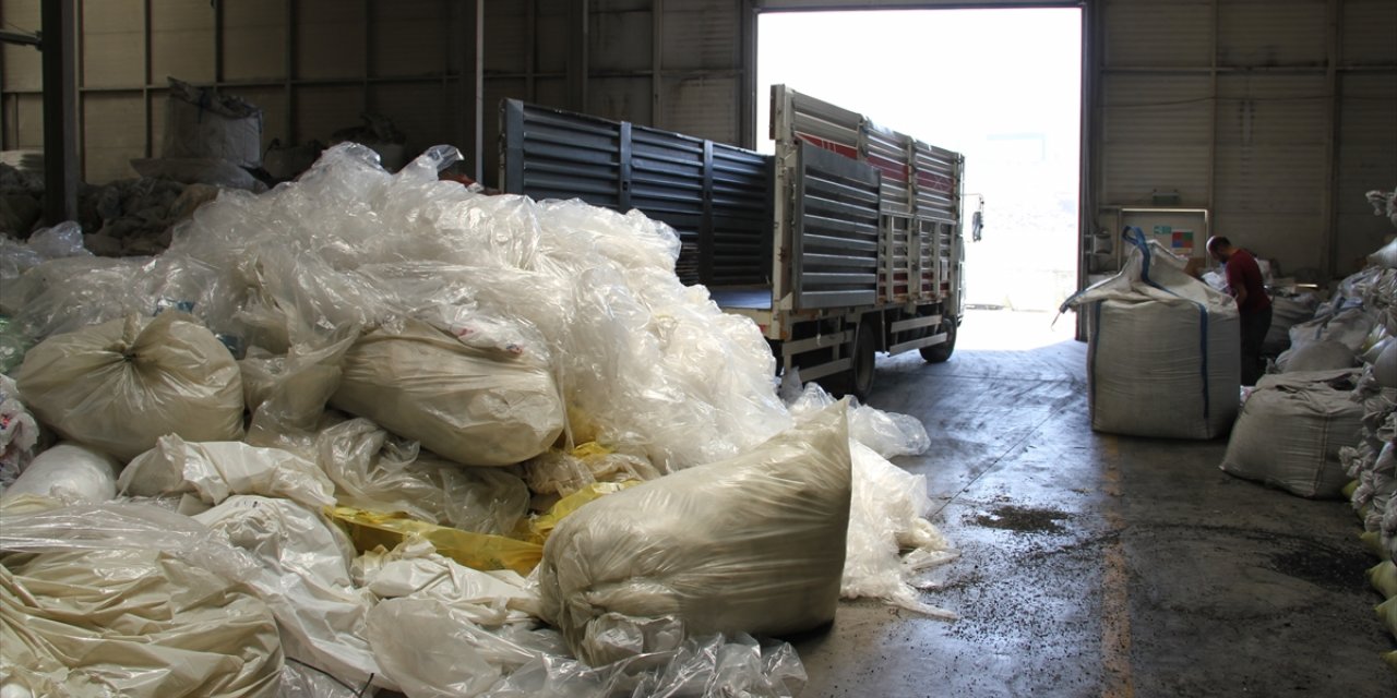 Atık plastikten ürettiği mobilya aksesuar ve malzemeleri 17 ülkeye ihraç ediyor