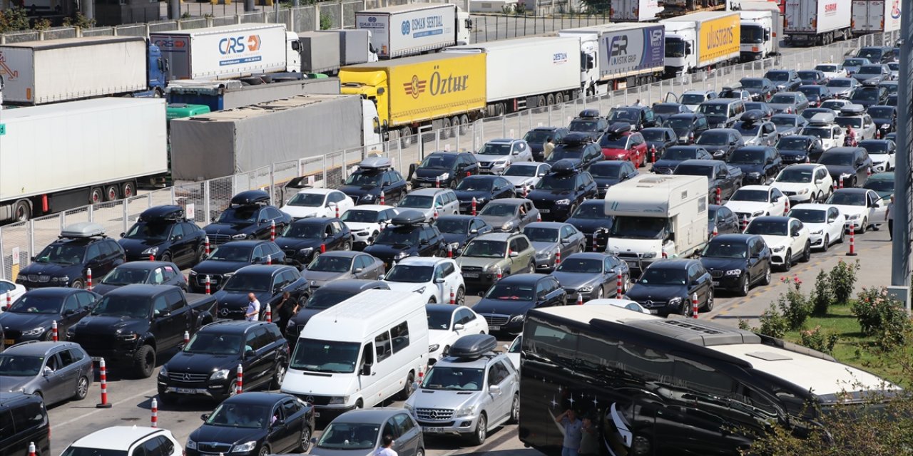 Yıllık izinlerini tamamlayan gurbetçilerin dönüş yolculukları sürüyor