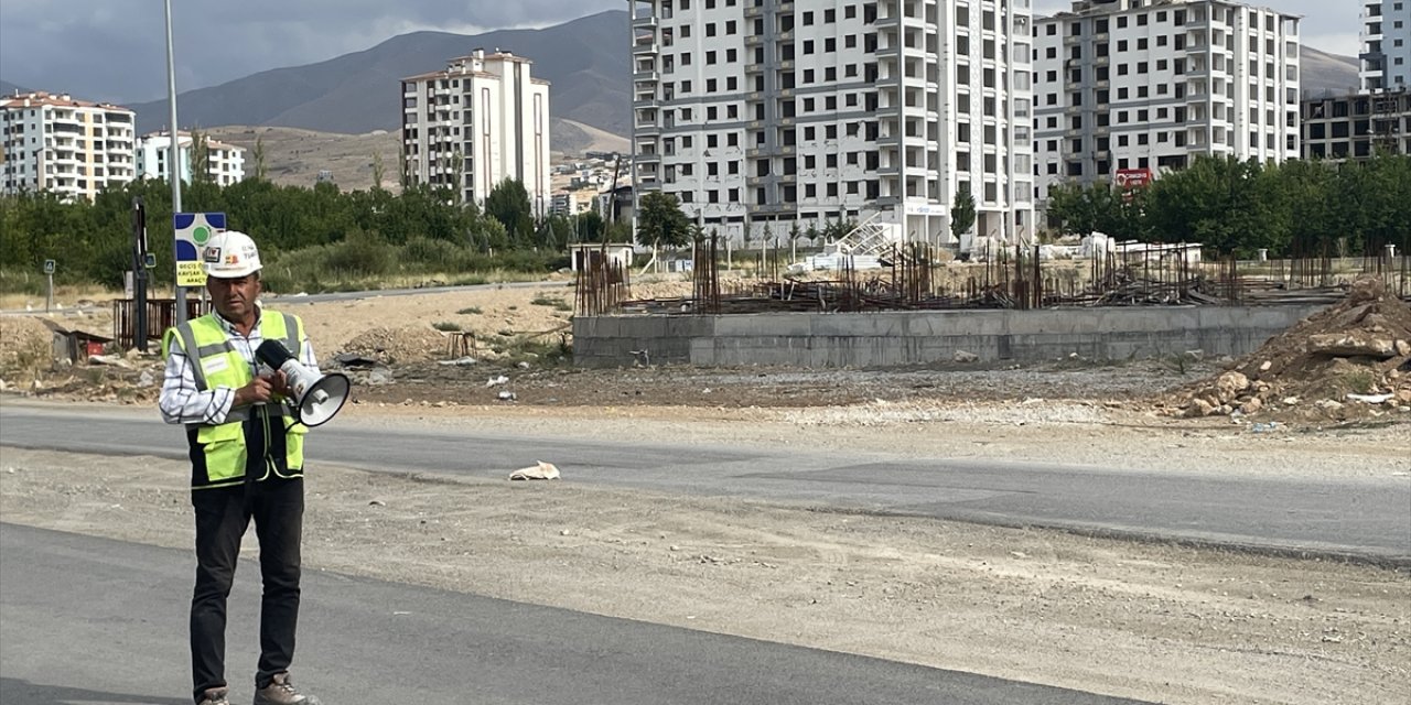 Hasarlı evlerinin patlatıcıyla yıkılmasını gözyaşları içinde izlediler