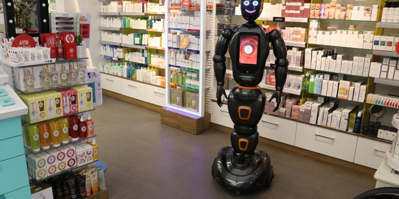 Yalova'da eczaneye gelenleri yapay zeka sistemine sahip robot karşılıyor