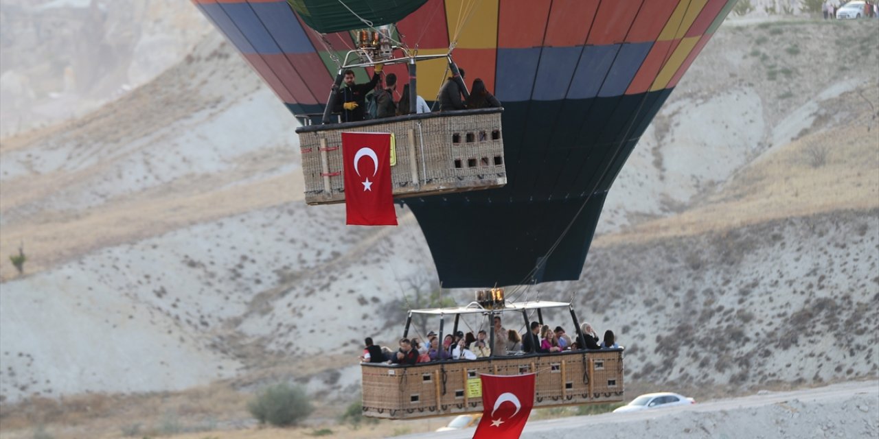 Sıcak hava balonları Kapadokya semalarında Türk bayraklarıyla süzüldü