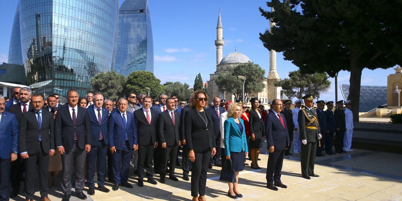 Büyük Zafer'in 101. yıl dönümü dolayısıyla Bakü Türk Şehitliği'nde tören düzenledi