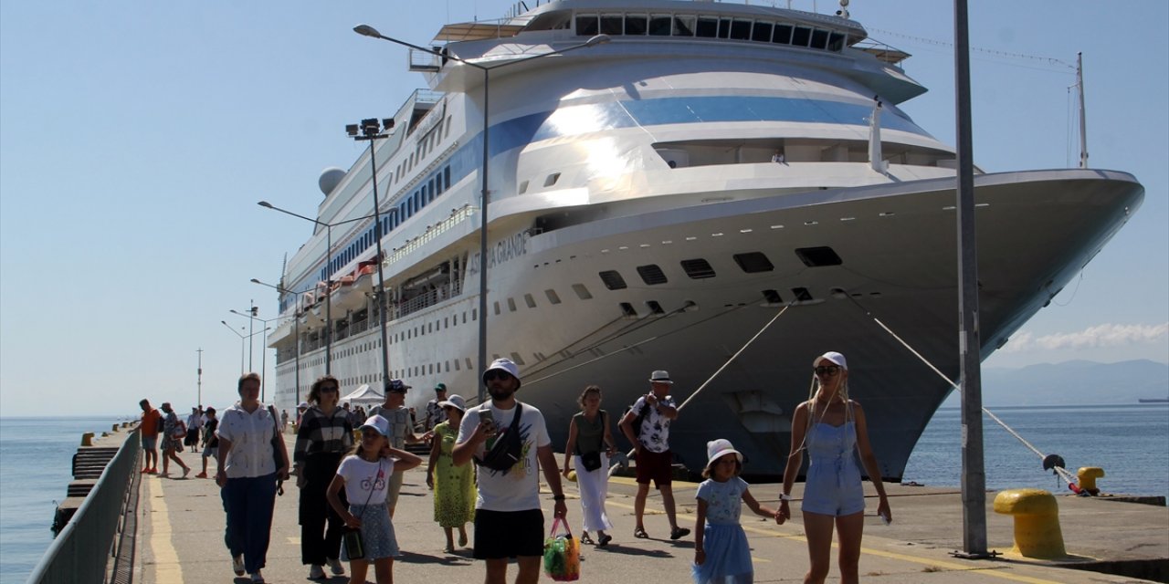 Doğal liman kenti Sinop, kruvaziyer turizmiyle yabancı turistleri ağırlamayı sürdürüyor