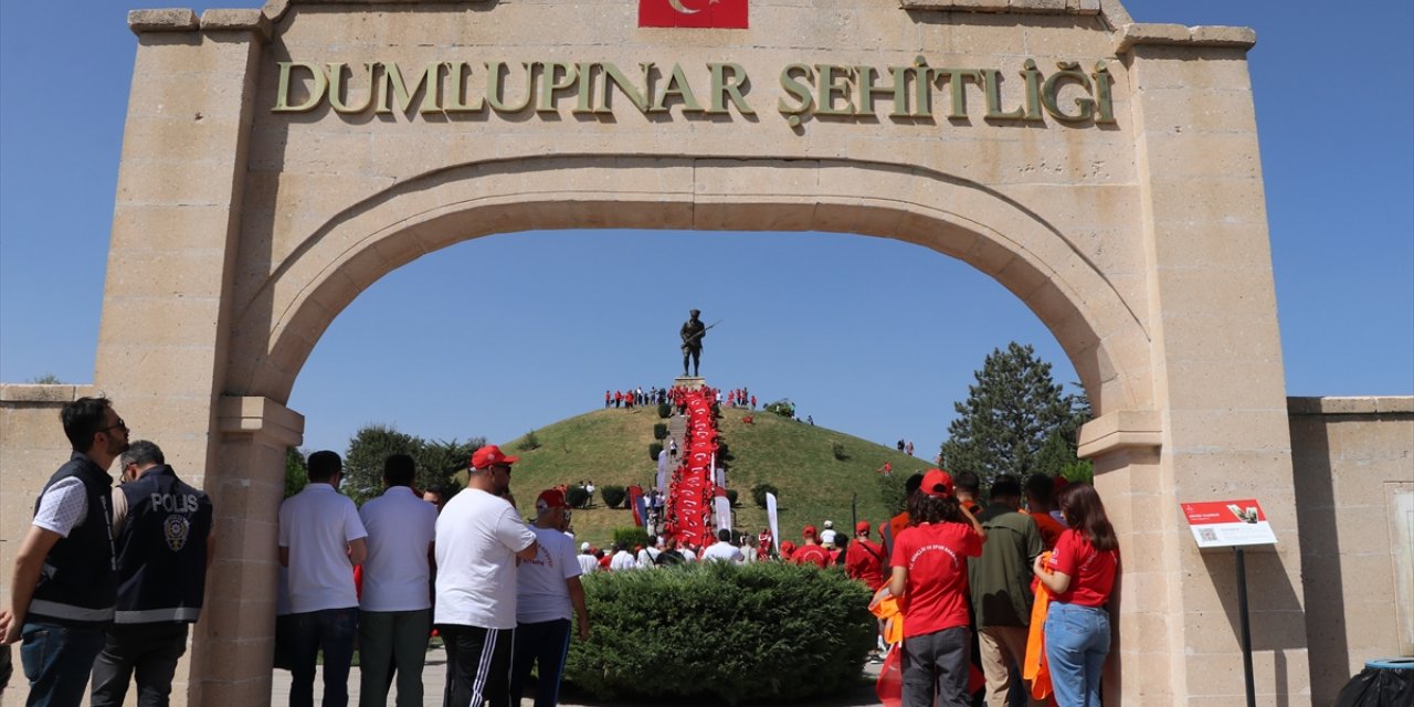 Büyük Zafer'in 101. yılında Dumlupınar Şehitliği'nde ziyaretçi yoğunluğu