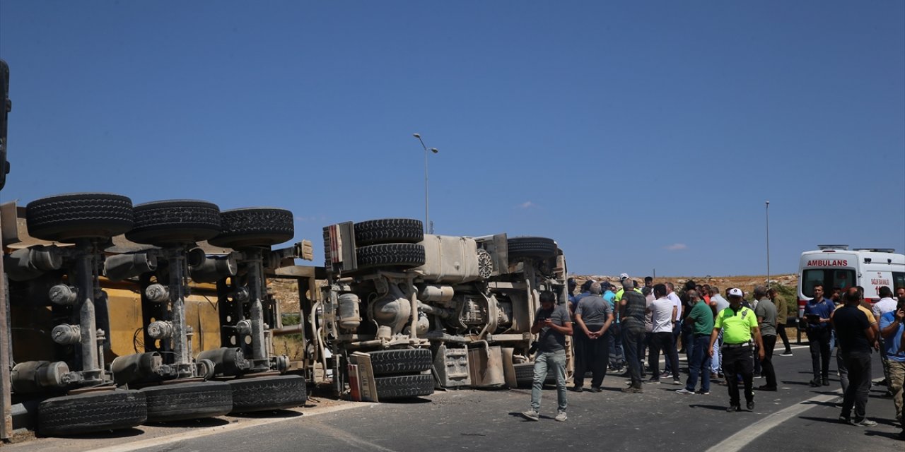 Gaziantep'te devrilen hafriyat yüklü kamyonun sürücüsü öldü