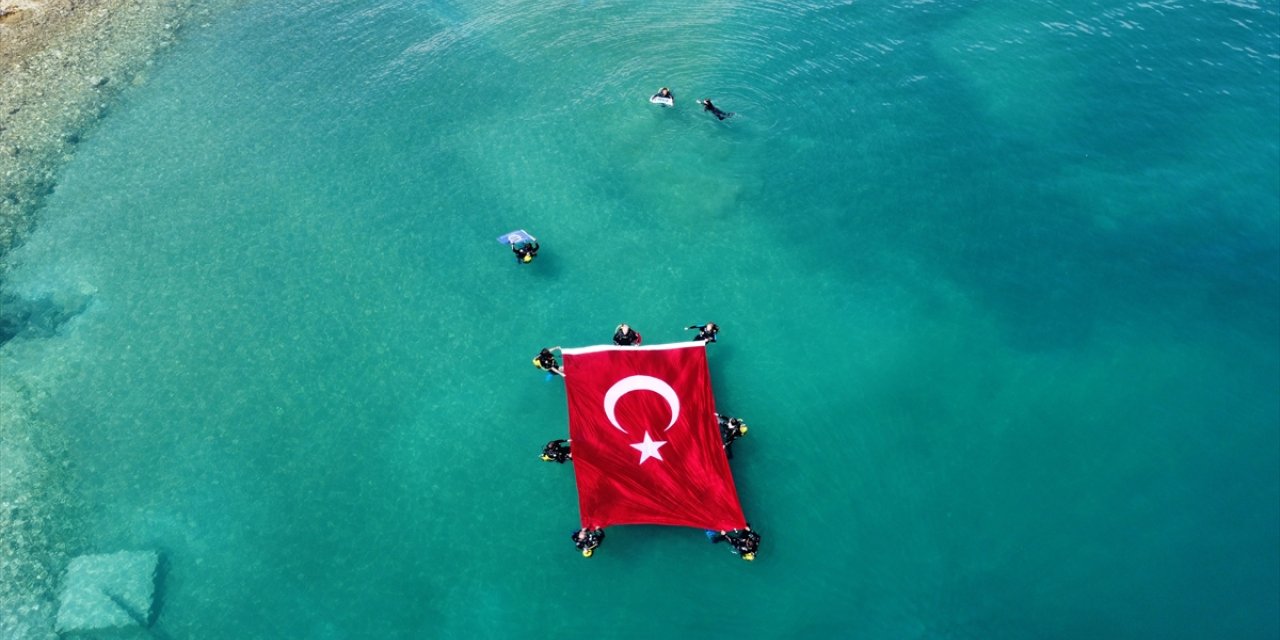 Dalgıçlar Van Gölü'nde Türk bayrağı açtı