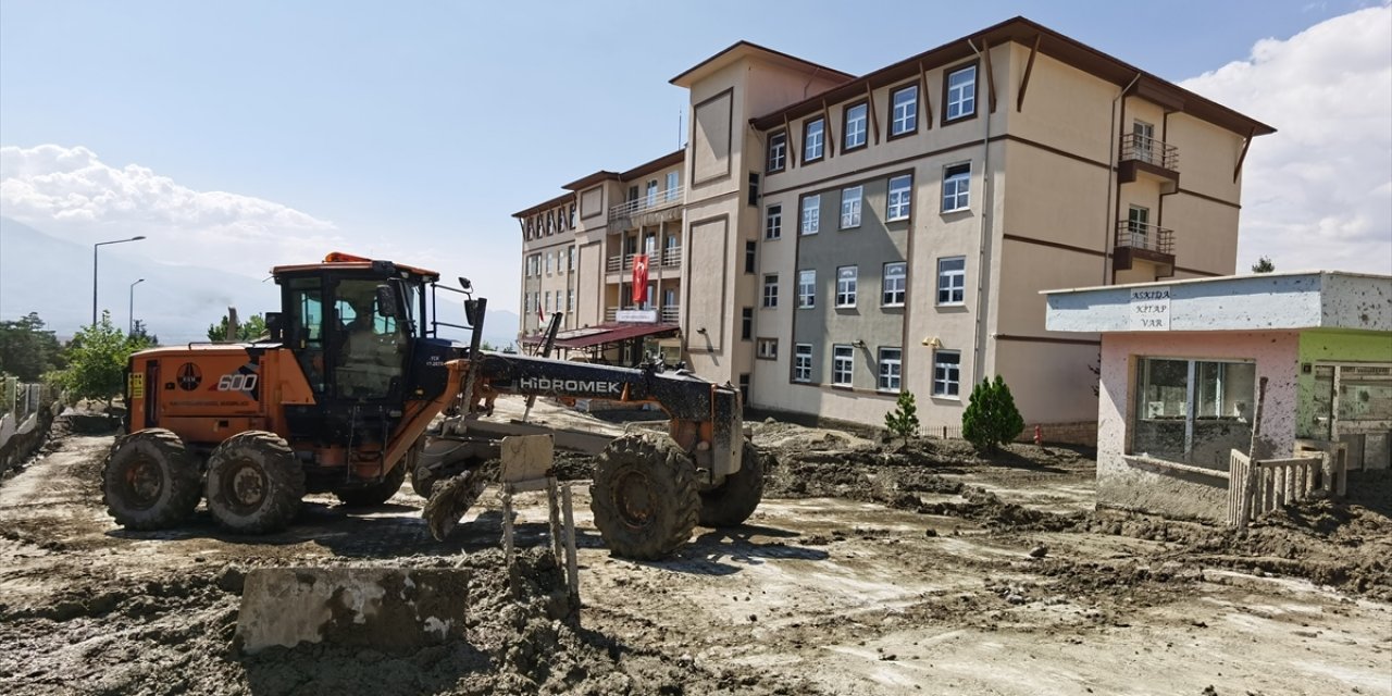 Erzincan'da taşkın sonucu çamurla kaplanan yerler temizlendi