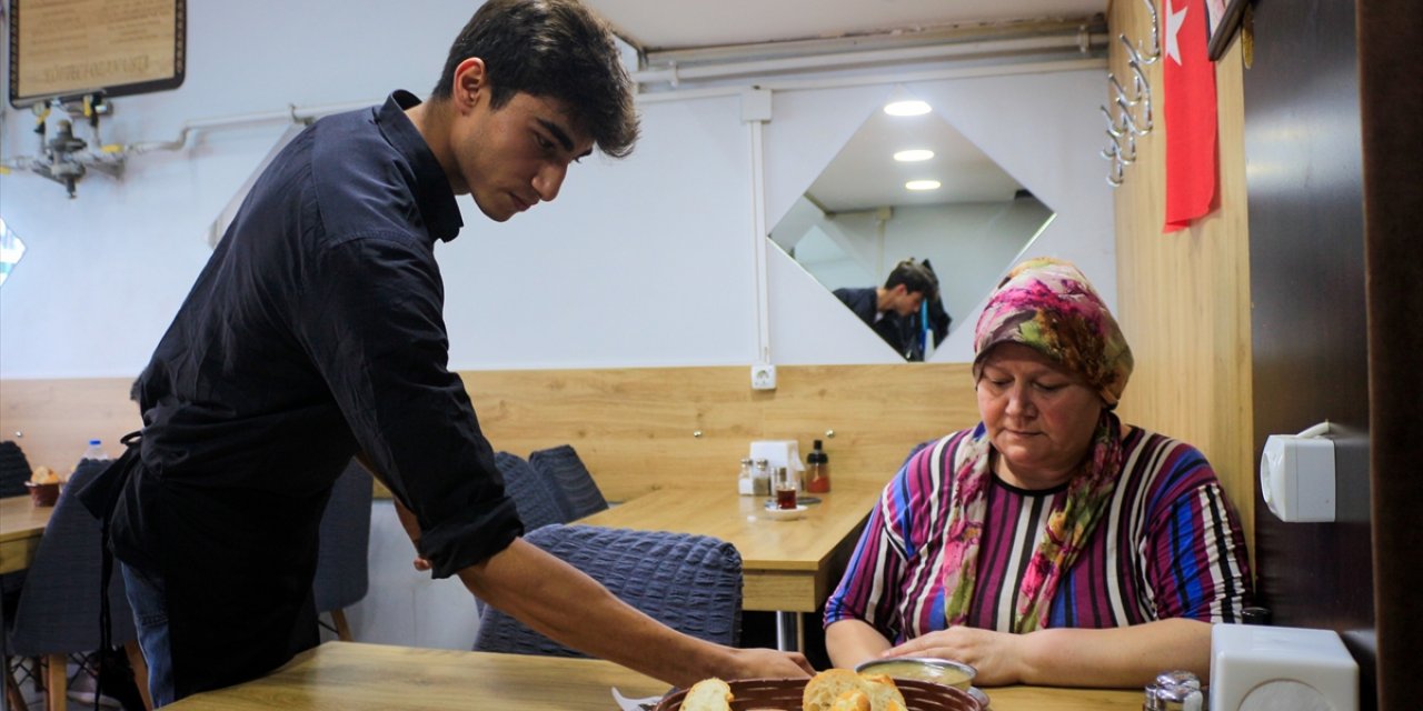 Uşak'ta soluk borusuna yemek kaçan kişiyi lokantada staj yapan öğrenci kurtardı