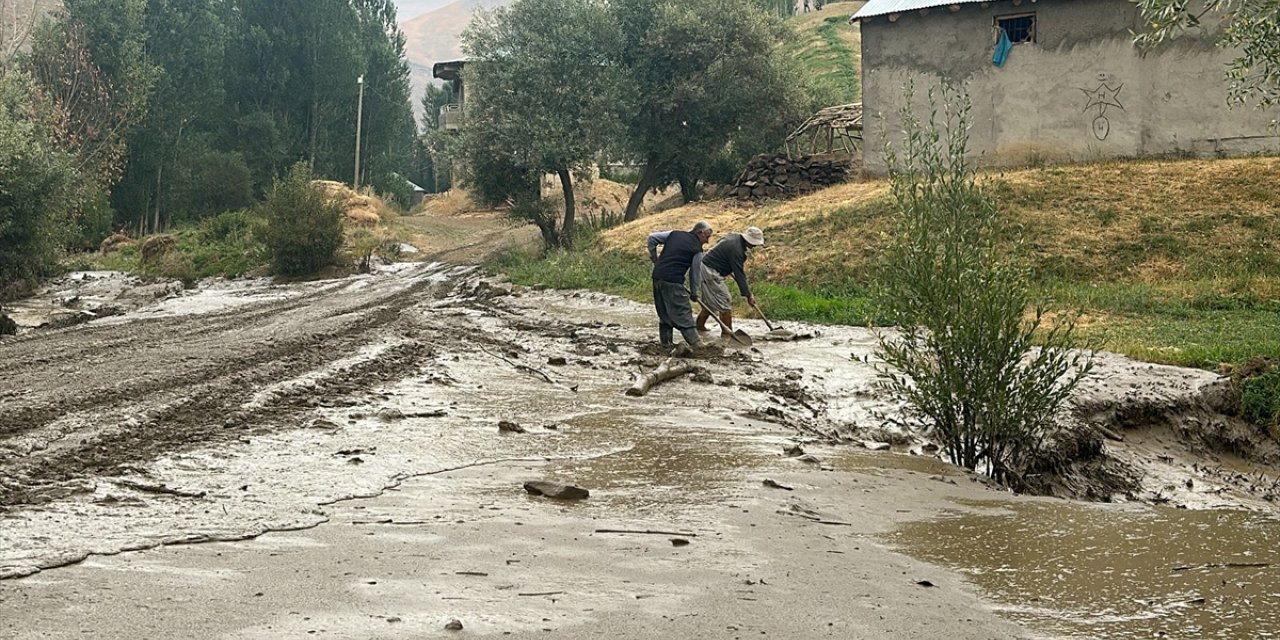 Hakkari'de ev ve ahırları su bastı, ekinler selden zarar gördü