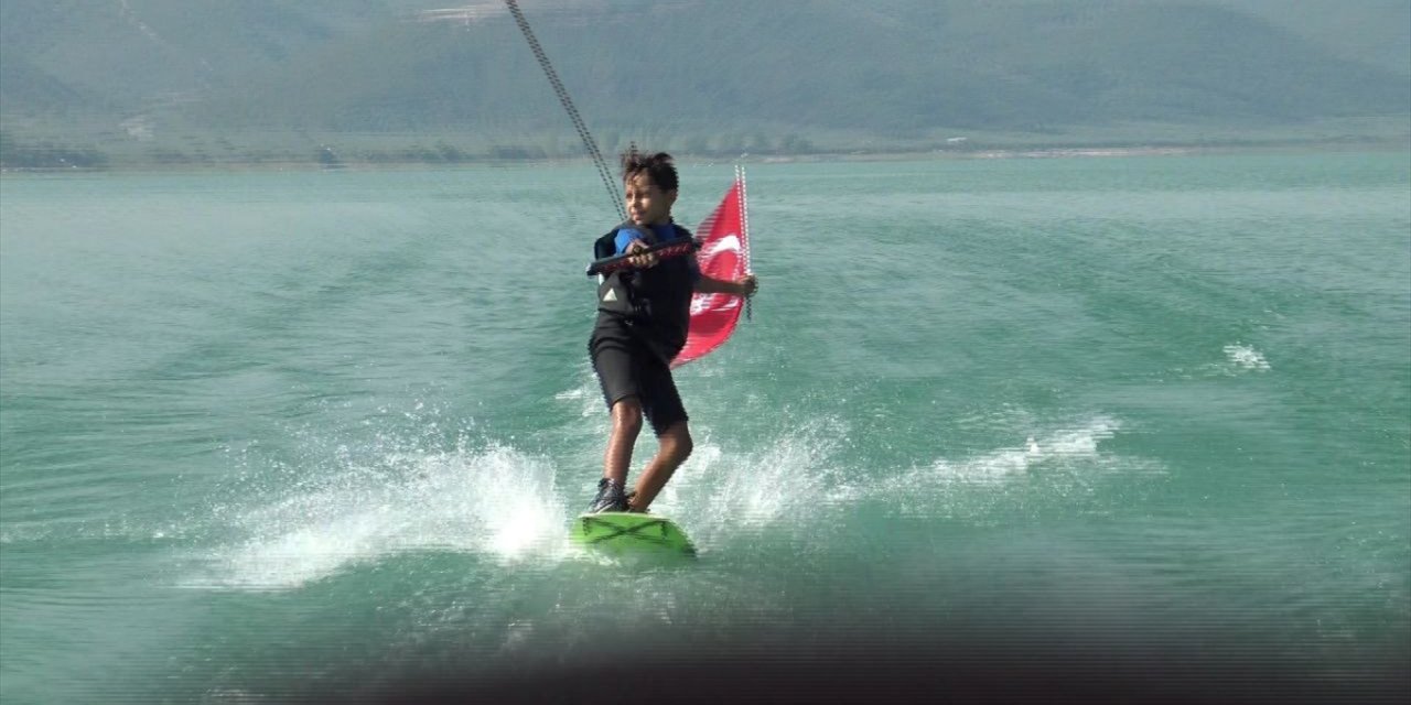 30 Ağustos Zafer Bayramı'nda İznik Gölü'nde Wakeboard ile kutlama