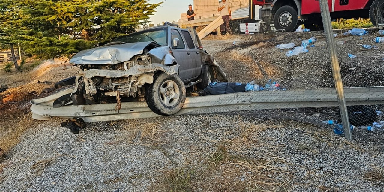 Konya'da üç aracın karıştığı trafik kazasında 1 kişi öldü, 3 kişi yaralandı