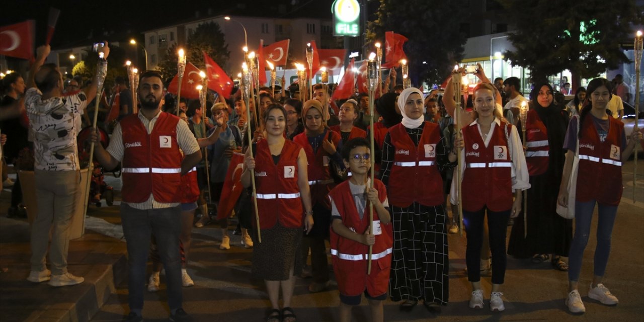 Uşak'ta Büyük Zafer'in 101. yıl dönümü dolayısıyla fener alayı yürüyüşü yapıldı