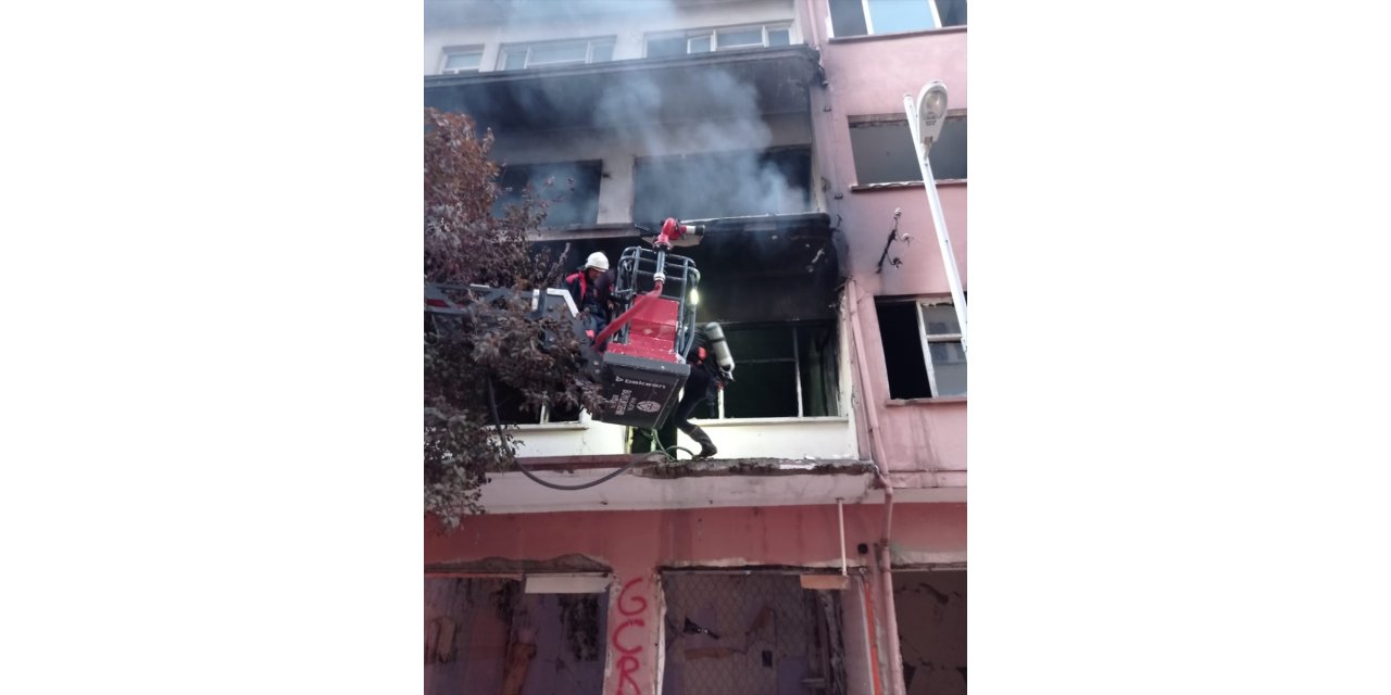 Malatya'da ağır hasarlı binada çıkan yangın söndürüldü