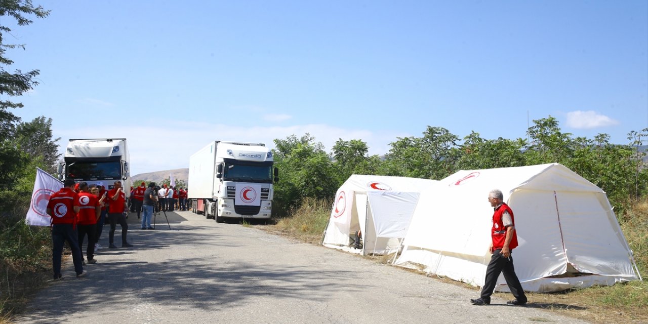 Azerbaycan'ın Karabağ'daki Ermeniler için gönderdiği yardım tırları, Rus güçlerinin kontrol noktasında bekliyor