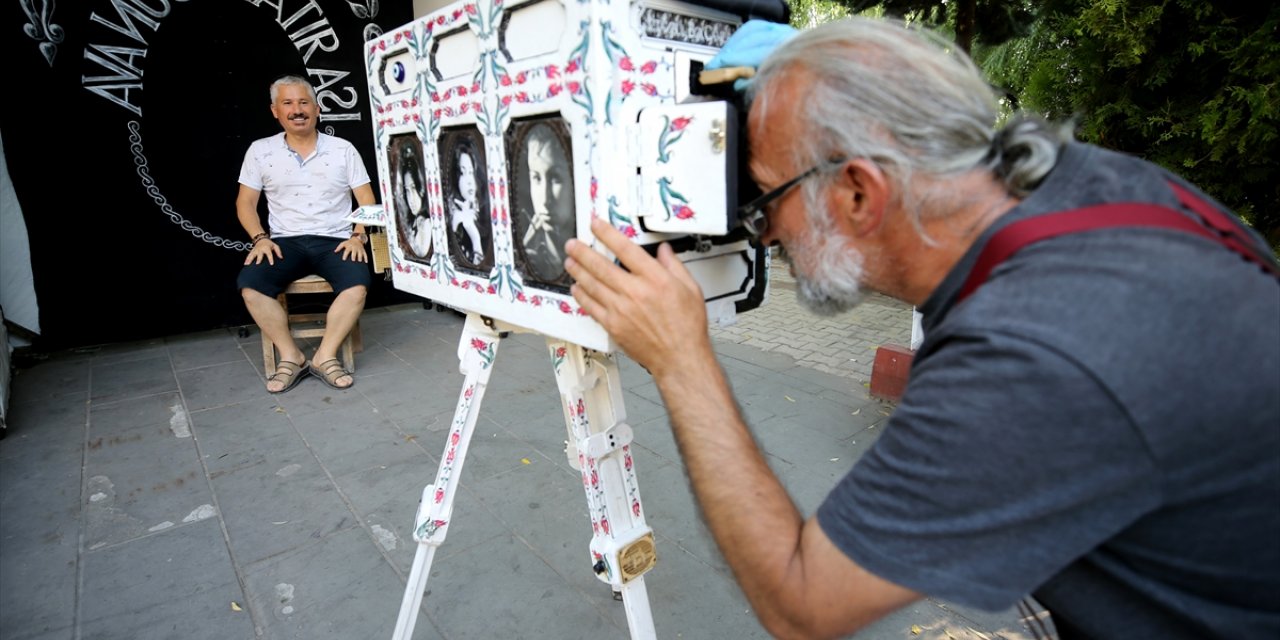 Körüklü fotoğraf makinesiyle turistlere nostalji yaşatıyor