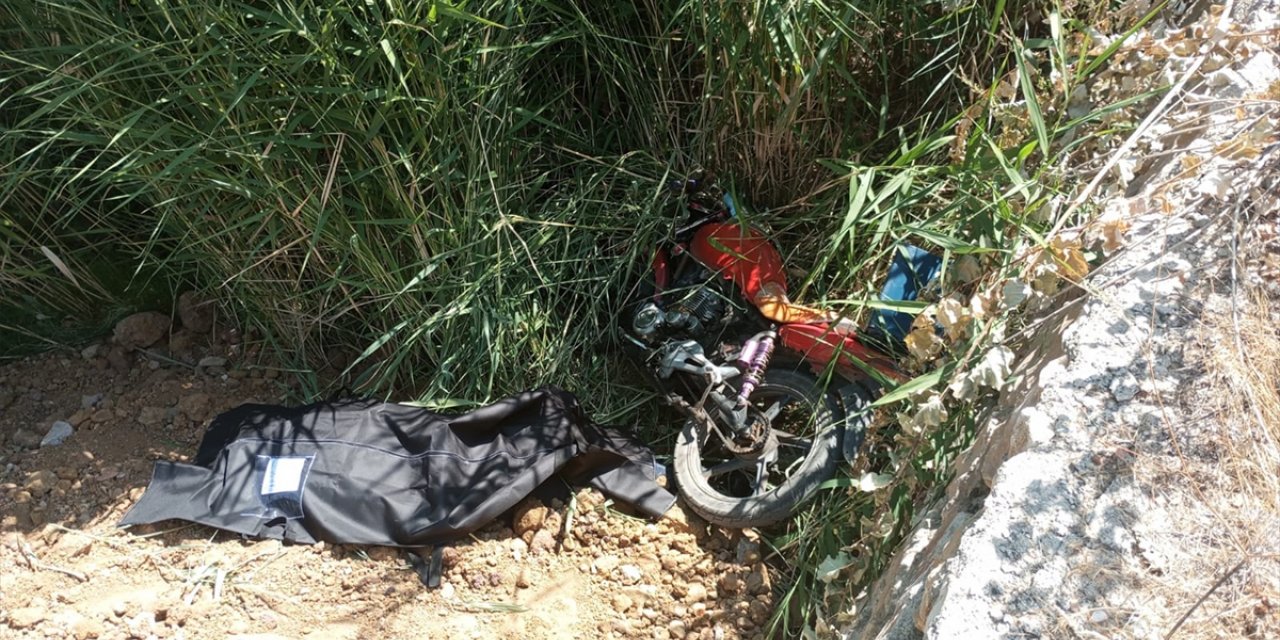 Elazığ'da şarampole devrilen motosikletin sürücüsü öldü