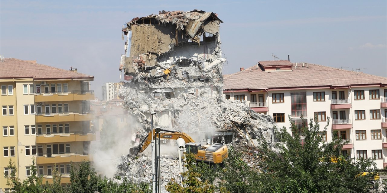 Malatya'da depremde ağır hasar alan binaların yıkımı sürüyor