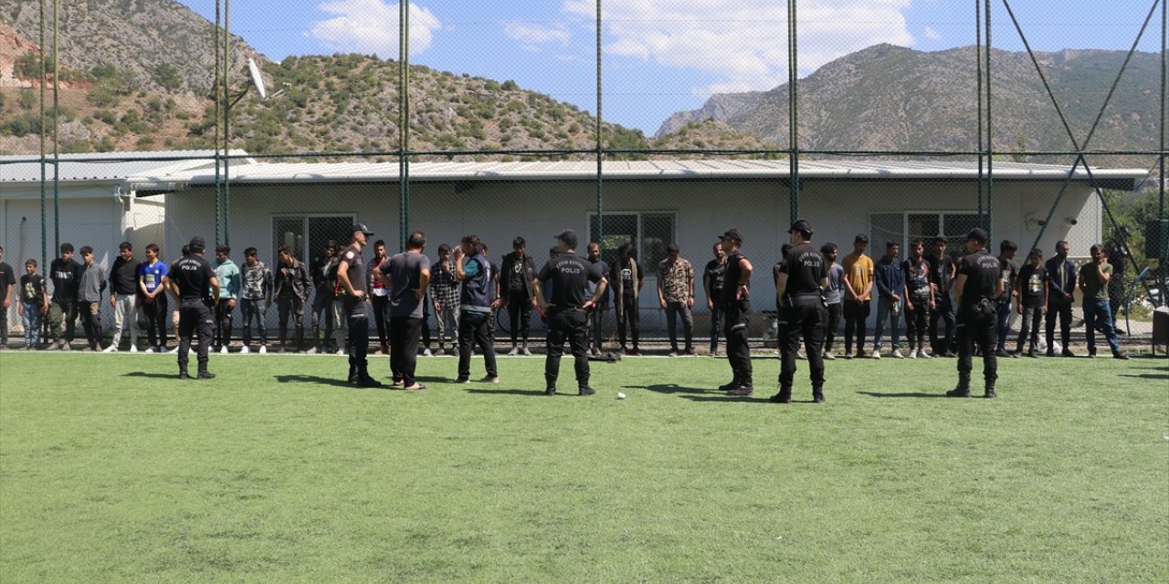 Amasya'da tır dorsesinde 39 düzensiz göçmen yakalandı