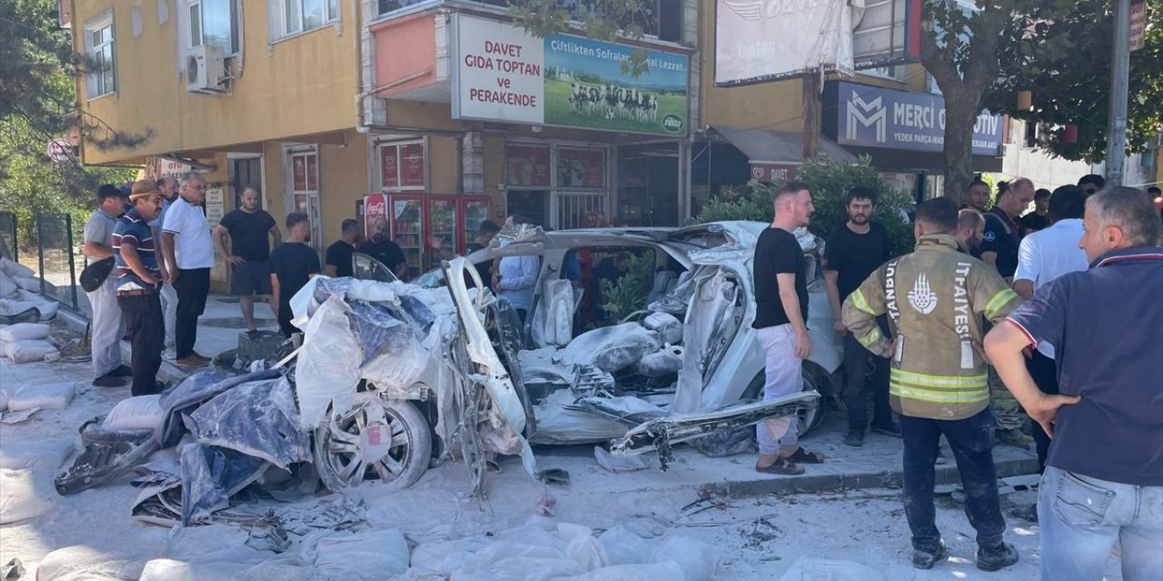 Beykoz'da devrilen kamyonun kasası 2 otomobile çarptı