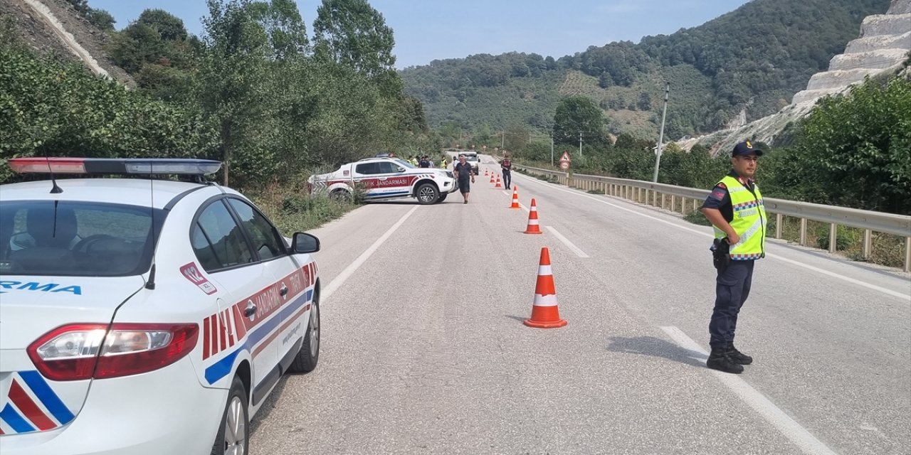 Düzce'de jandarma aracıyla çarpışan otomobildeki 2 kişi yaralandı