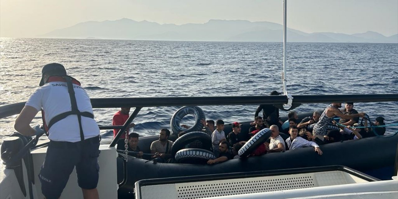 Muğla açıklarında 57 düzensiz göçmen kurtarıldı