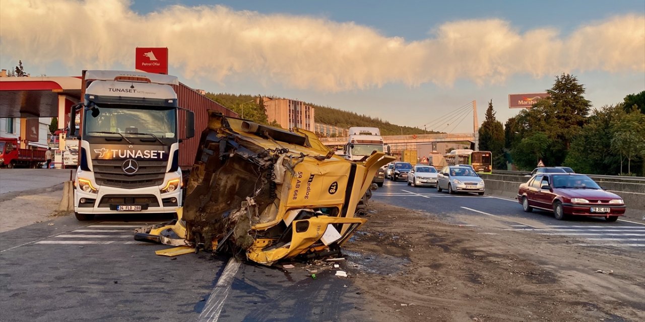 Kocaeli'de park halindeki tıra çarpan tırın sürücüsü ağır yaralandı