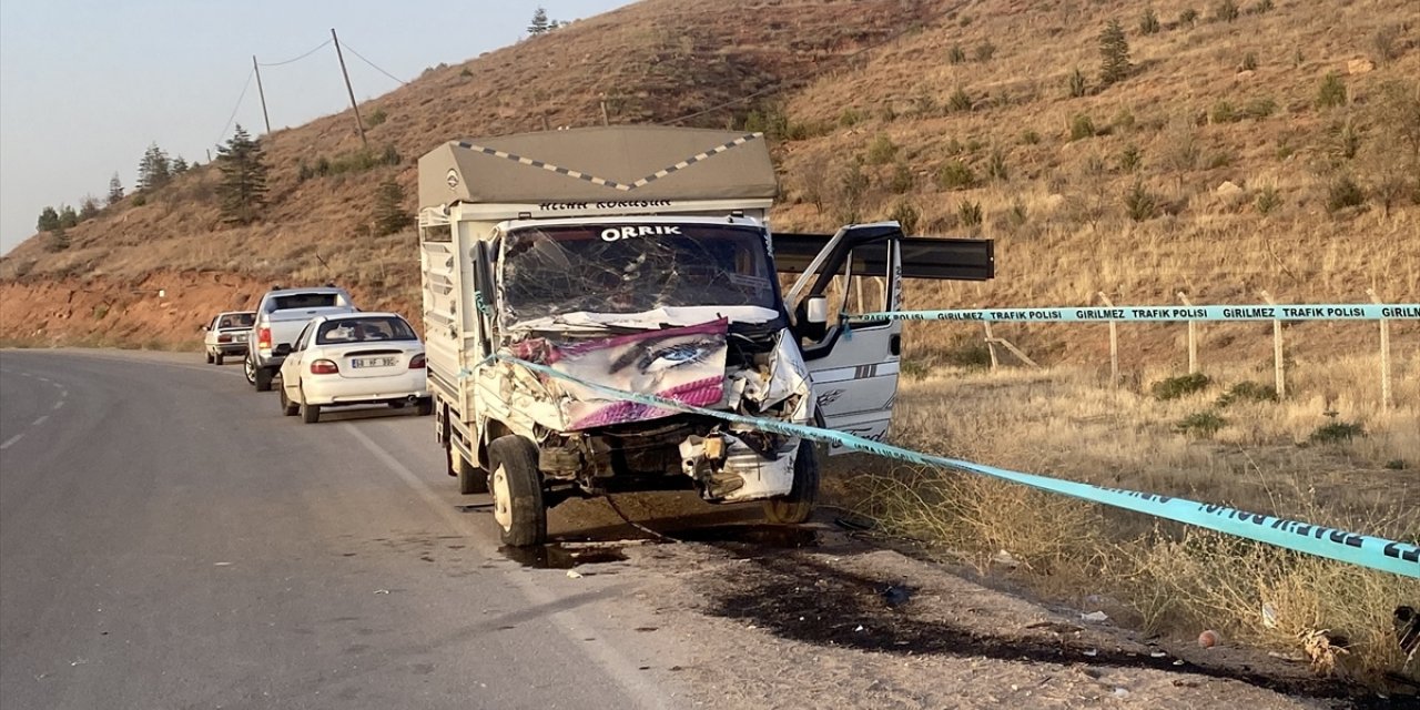 Aksaray'da hafif ticari araç ile kamyonet çarpıştı, 1 kişi öldü, 4 kişi yaralandı