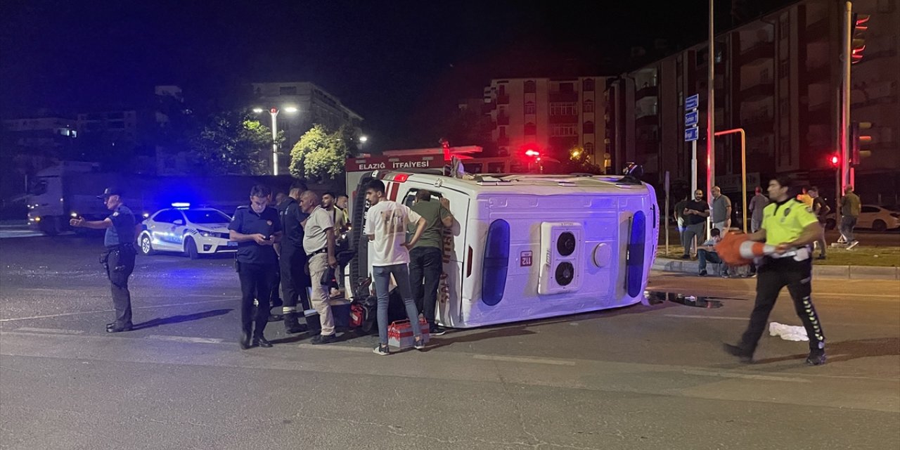 Elazığ'da ambulans ile kamyonetin çarpışması sonucu 5 kişi yaralandı