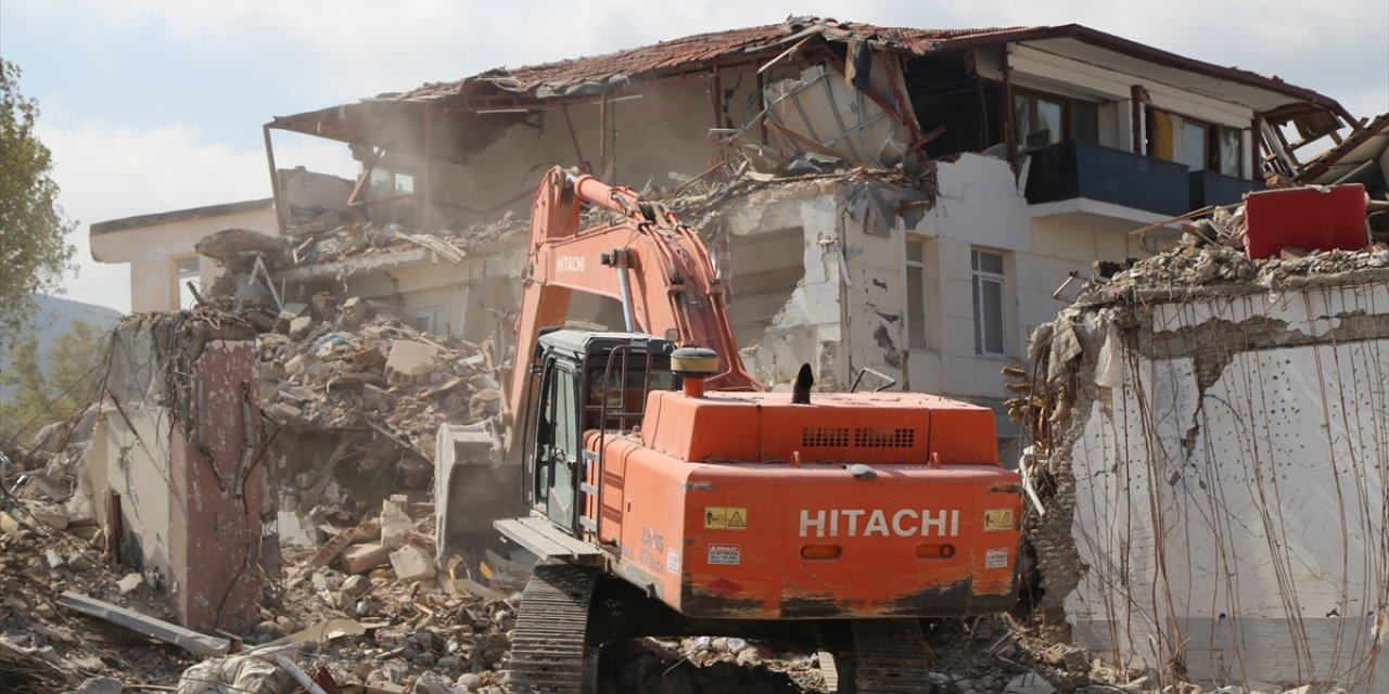 Depremlerden etkilenen Hatay'da ağır hasarlı 8 binanın yıkımı yapıldı