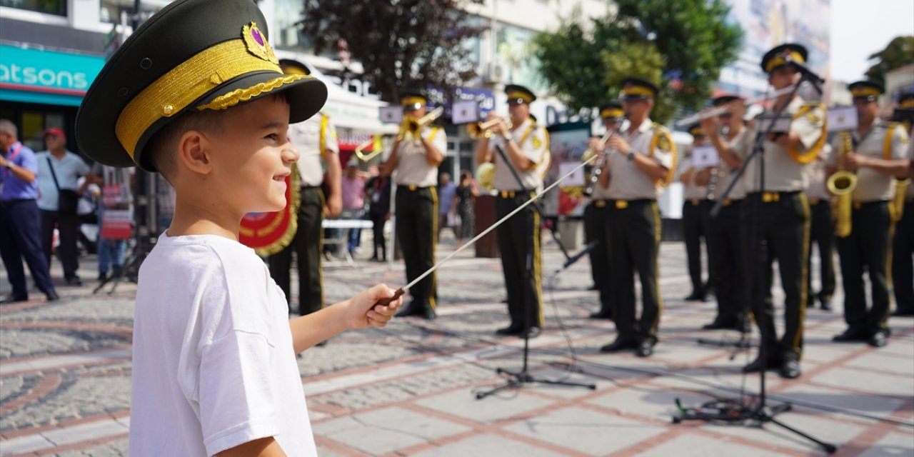 Edirne'deki askeri bando konserinin bir bölümün seyircilerin arasındaki çocuk yönetti