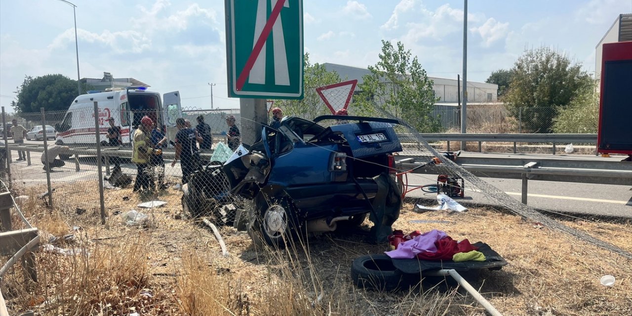 Bursa'da yön levhası direğine çarpan otomobilin sürücüsü öldü