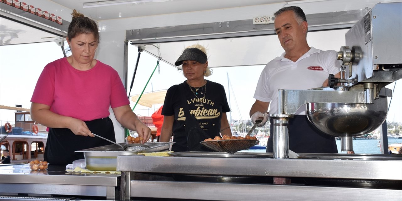 Yonca Evcimik, anne ve babasının hayrına lokma döktürdü