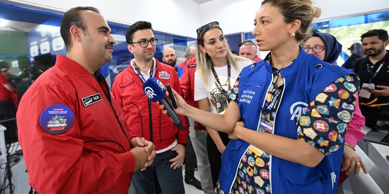 Sanayi ve Teknoloji Bakanı Kacır, AA'nın TEKNOFEST'teki haber merkezini ziyaret etti: