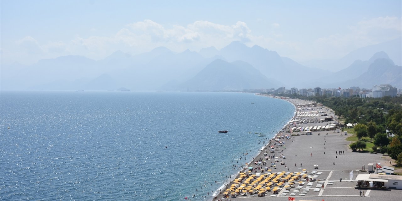 Antalya'da sıcak hava ve yüksek nem bunalttı