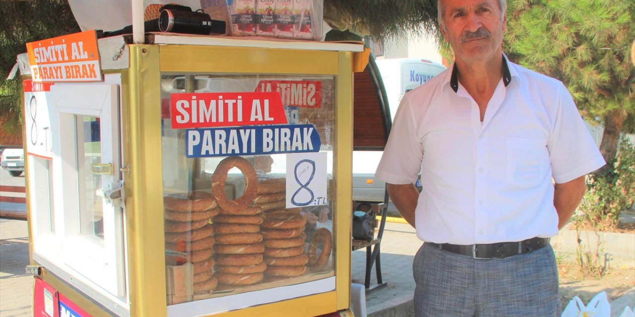 Amasya'da simitçi "Simidini al, paranı bırak" notuyla ürünlerini satışa sunuyor