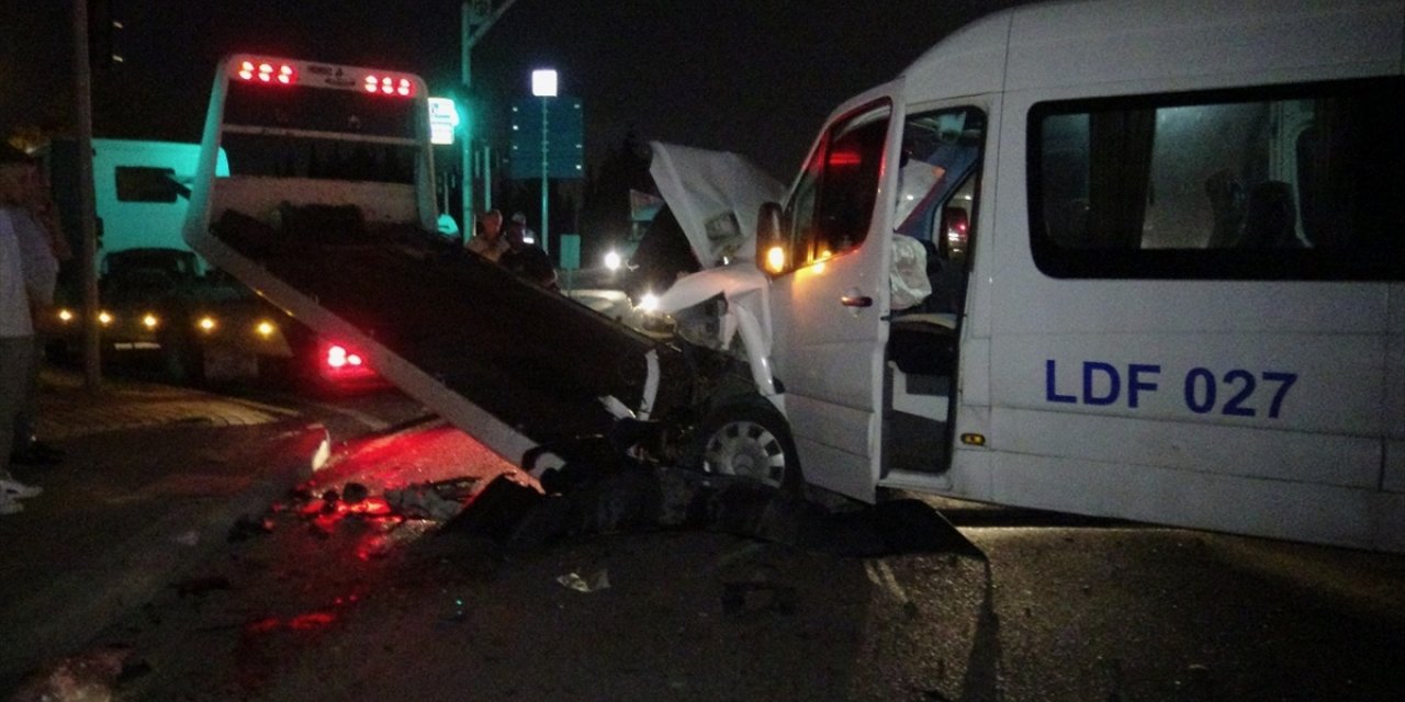 Kocaeli'de servis midibüsü ile otomobilin çarpıştığı kazada 6 kişi yaralandı