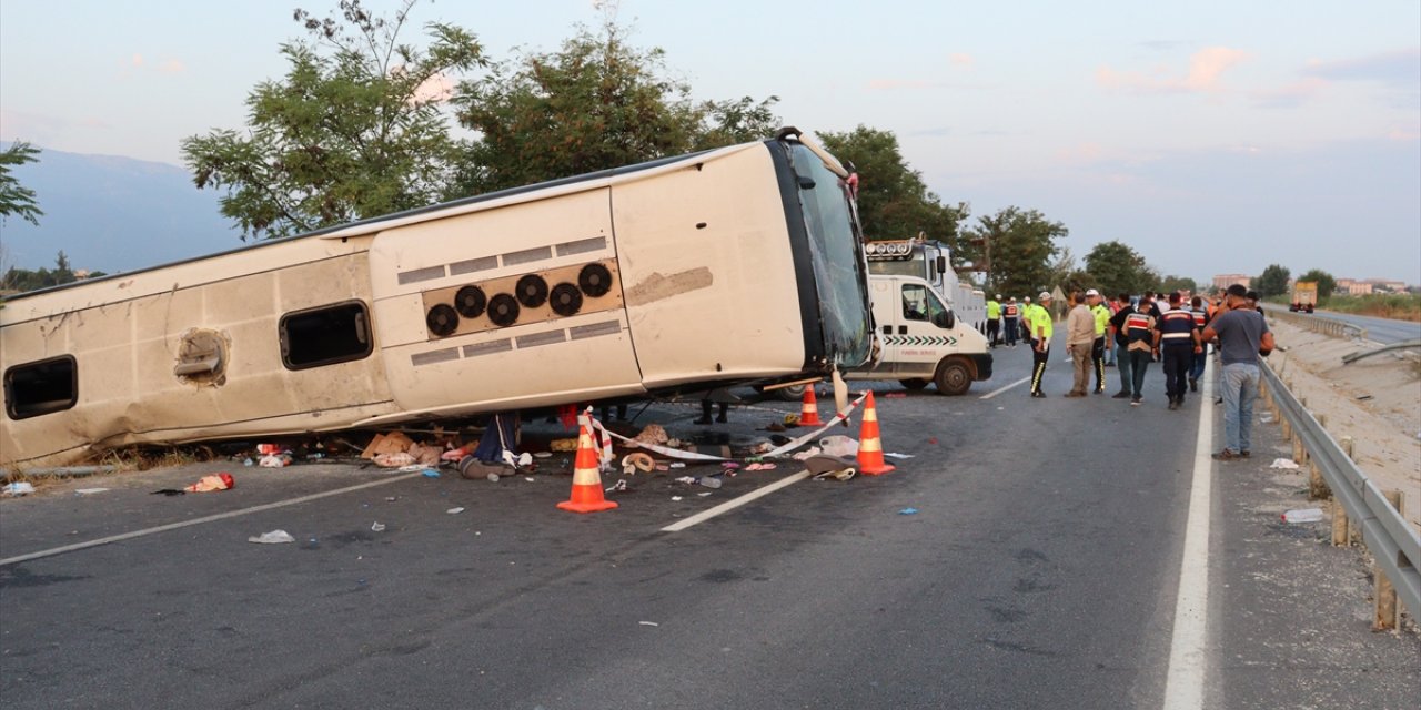 Denizli'de kum yüklü kamyonun çarptığı otobüsteki 6 kişi öldü