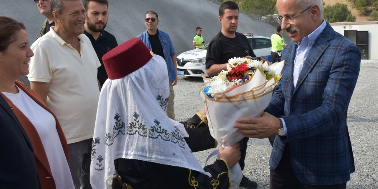 Ulaştırma ve Altyapı Bakanı Uraloğlu, Afyonkarahisar'da YHT tünellerinde incelemede bulundu