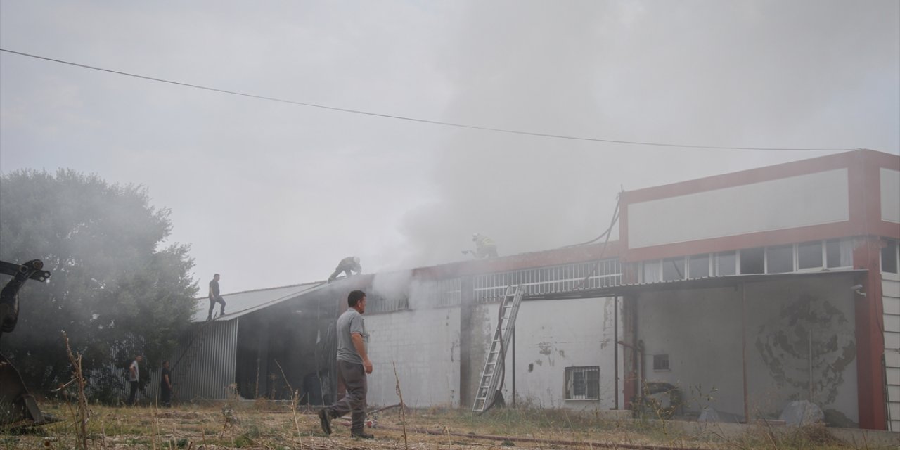 GÜNCELLEME - Uşak’ta tekstil fabrikasında çıkan yangın söndürüldü