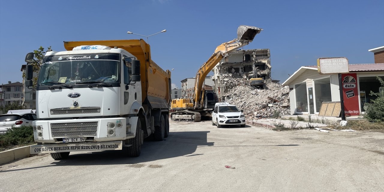 Hatay'da ağır hasarlı 5 bina kontrollü şekilde yıkıldı