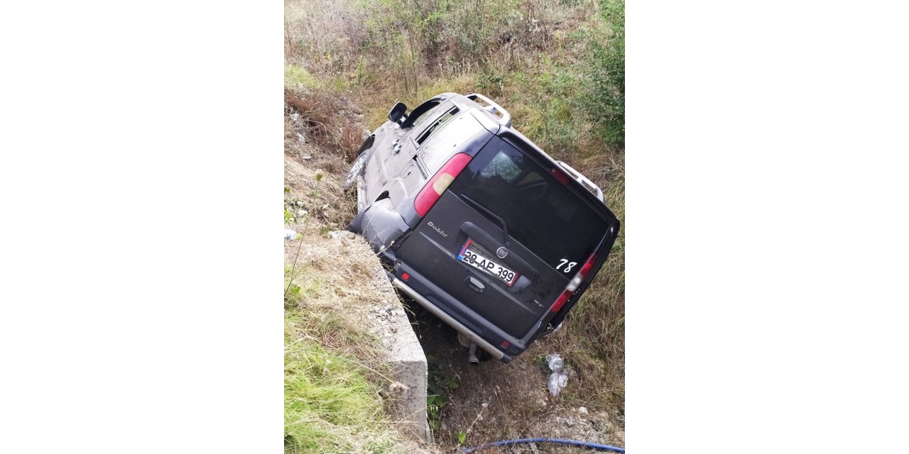 Karabük'te devrilen hafif ticari araçtaki 5 kişi yaralandı