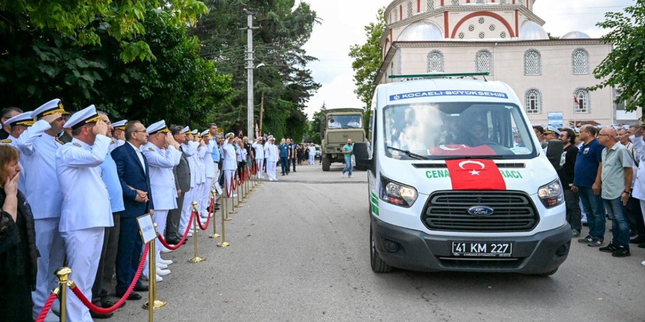 Ankara'da vefat eden emekli Tuğamiral Burak Akçay, Kocaeli'de son yolculuğa uğurlandı