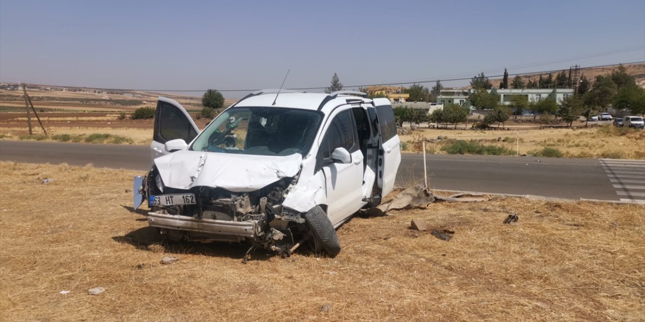 Gaziantep'te hafif ticari araçla otomobil çarpıştı, 3 kişi öldü, 6 kişi yaralandı