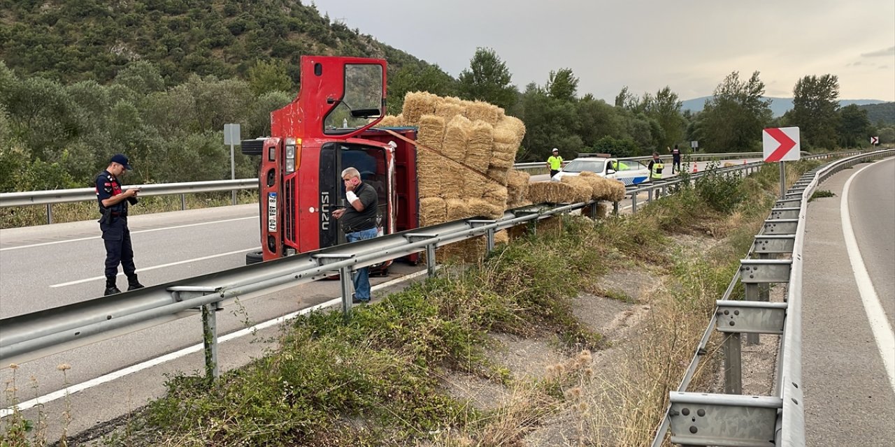 Karabük'te saman yüklü kamyonun devrilmesi sonucu 1 kişi yaralandı