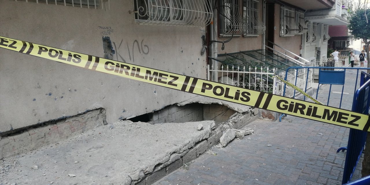 Güngören'de binayla kaldırım arasındaki beton çöktü, iki kişi yaralandı