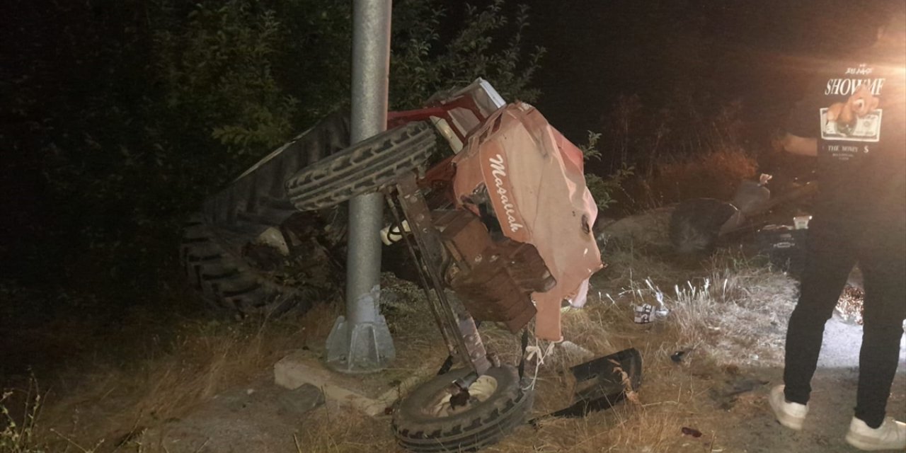 Erzincan'da tırın traktöre çarpması sonucu 3 kişi yaralandı