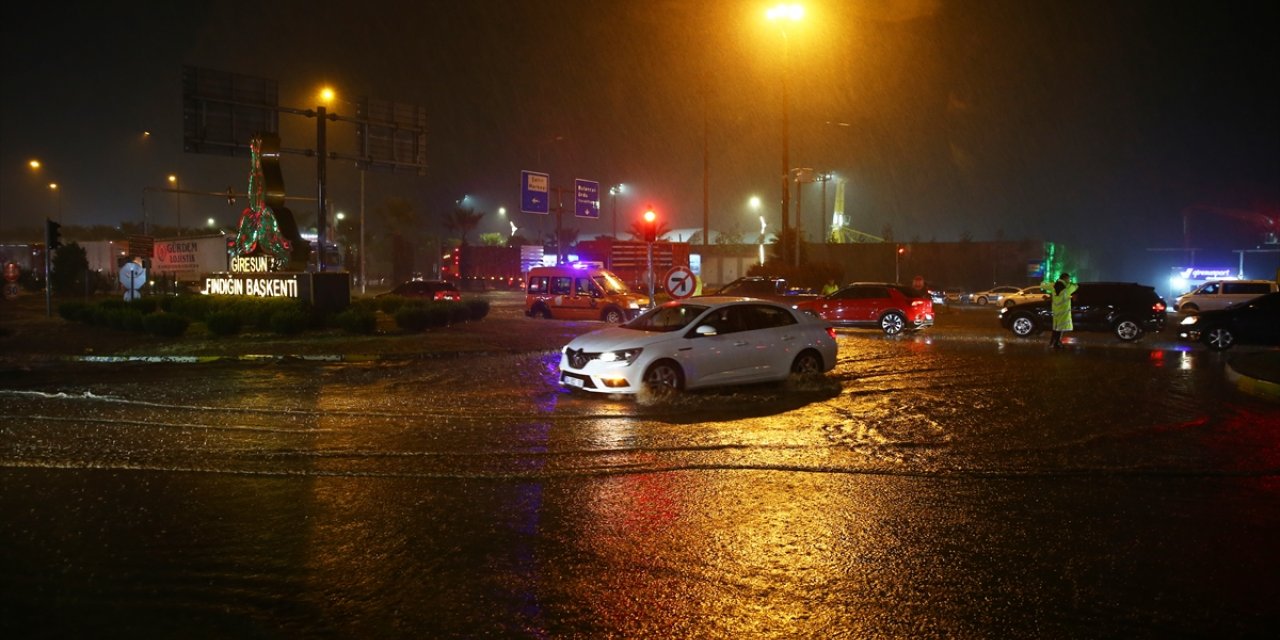 Giresun'da sağanak su baskınlarına neden oldu