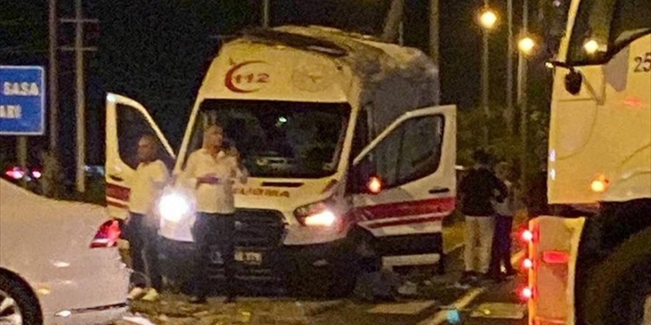 Diyarbakır'da yolcu otobüsü ile ambulansın çarpıştığı kazada 1 kişi yaralandı