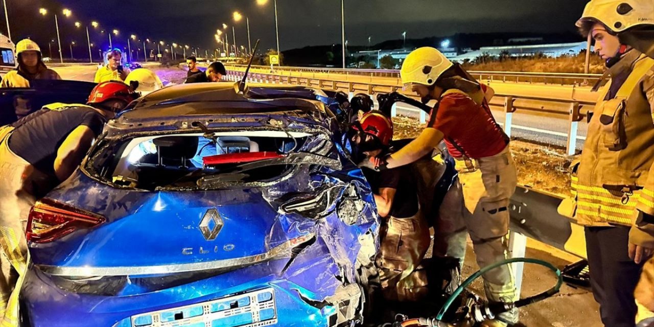 Arnavutköy'de otomobil ile tırın çarpışması sonucu 4 kişi yaralandı